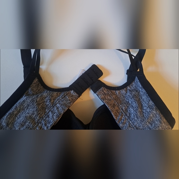 Victoria's Secret Sports Bra size 36B - Picture 4 of 5